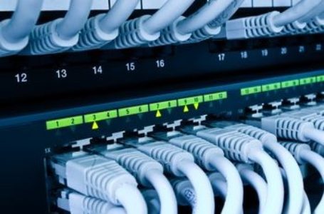 Care este diferenta intre un router si un switch?
